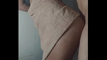 Rapidinha no banheiro com minha namorada gostosa