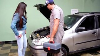 Safada pagou o mecânico com um boquete