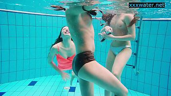 Novinhas gostosas fazendo uma putaria na piscina