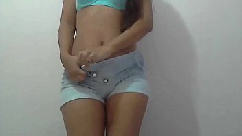 Novinha tesuda de 19 anos caiu na net sensualizando de calcinha