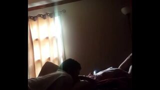 Abrindo a raba e socando a pirocona no cú guloso da amadora