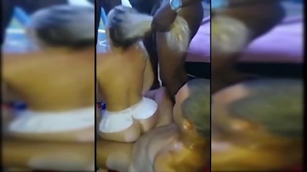 Mulatinha putiane fudendo com dois negões