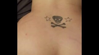 Safadona pulando fodendo no cacete grande e tomou gozadinha