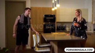 Taradinha geme alto com avantajado socando na sua buceta quente