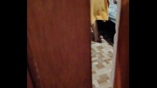 Sobrinho pauzudo super dotado espiou a tia safada e gostosa