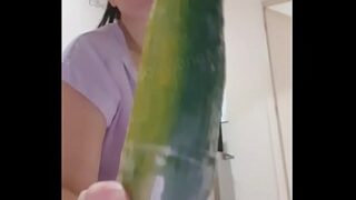 Amadora safadinha enfiando o pepino no cuzinho