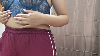 Novinha sapeca tomando bem gostoso no cuzinho guloso