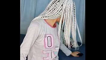 Novinha sozinha em casa brincando com seu consolo