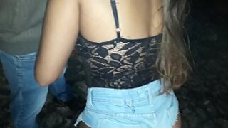 Putiane novinha dando o cú no meio do mato sexo anal amador