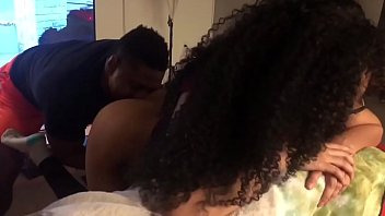 Negão dotado enrabando a negra cavalona no sofá