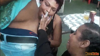 Bombando a rolona enorme dura na pepeca lambuzada da moça