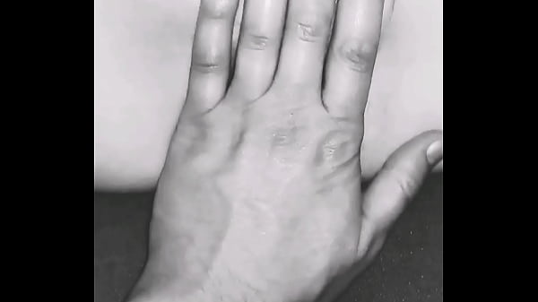 Mulatinha tesuda gostosinha gozando com vibrador na xana