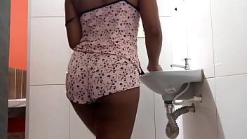 Negão fode a garota putinha muito safadona no banho