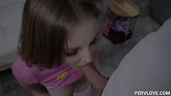Chupando o cacetão do corninho manso enquanto senta na pica