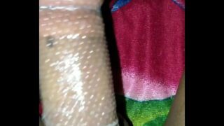 Colocando a namorada safadinha para foder no carro