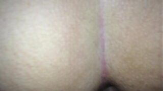 Gostosinha lubrificou o cú guloso apertado e deu o cuzinho