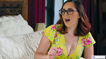 Morena boazuda fazendo anal com jovem dotado