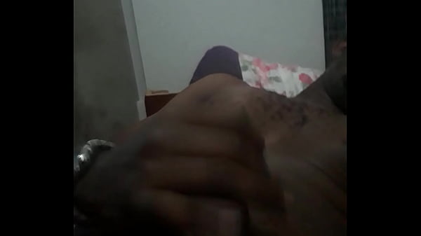 Negão caralhudo enrabando a mulata bunduda no sofá