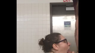 Safadinha batendo siririca antes de levar caralhão na bucetinha