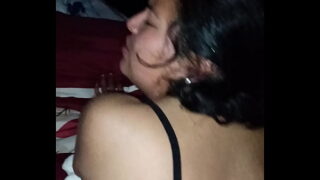 Bombando a moreninha tesuda de quatro