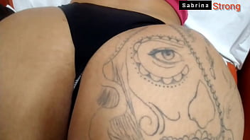 Gorda tatuada do bundão gigante pagando boquetão