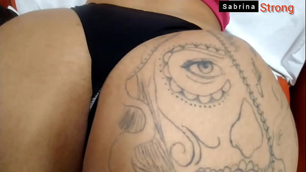 Gorda tatuada do bundão gigante pagando boquetão