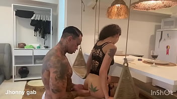 Gostosona magrinha gatinha boazuda tomou pica grossa no cu