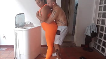 Loura cavala tesuda senta com cuzinho guloso na pirocona enorme