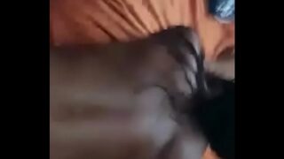 Moreninha deliciosa fudendo na rolona enorme