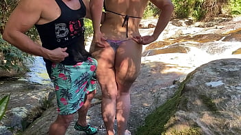 Puta magrela empinando a bunda pra foder