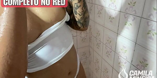 Boazuda muito safadinha tomando banho brincando com chuveirinho